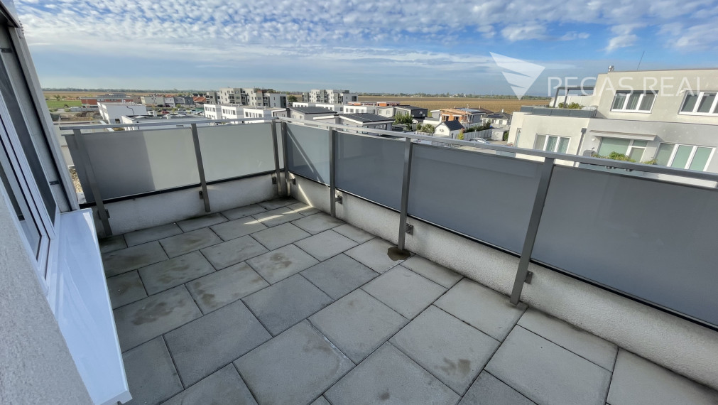 🏡 Prenájom krásneho, slnečného 3-izbového strešného bytu s terasou v Miloslavove