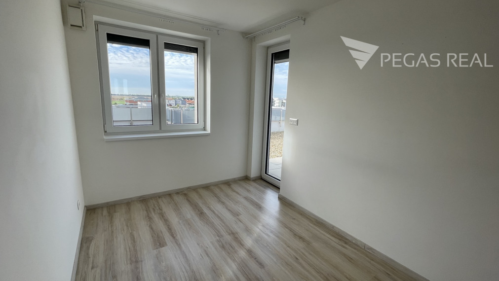 🏡 Prenájom krásneho, slnečného 3-izbového strešného bytu s terasou v Miloslavove