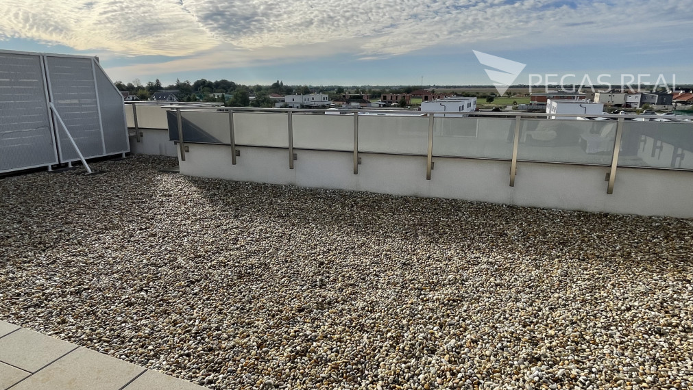 🏡 Prenájom krásneho, slnečného 3-izbového strešného bytu s terasou v Miloslavove