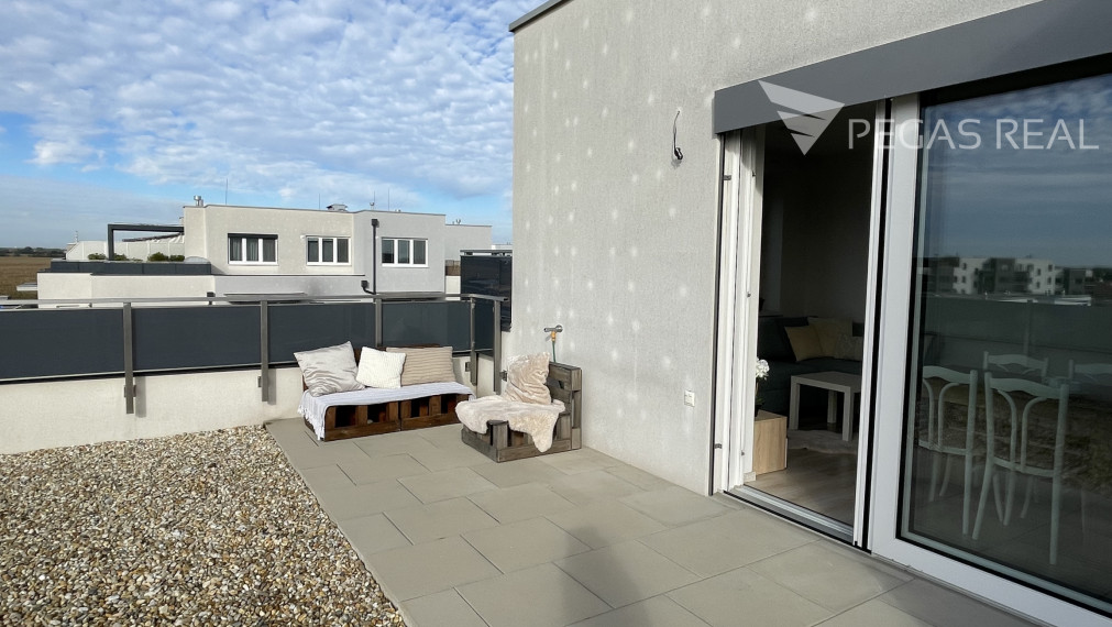 🏡 Prenájom krásneho, slnečného 3-izbového strešného bytu s terasou v Miloslavove