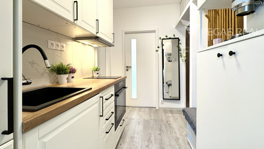 "PREDANÝ" TOP štartovací, plne zariadený, 2i byt po kompletnej rekonštrukcii