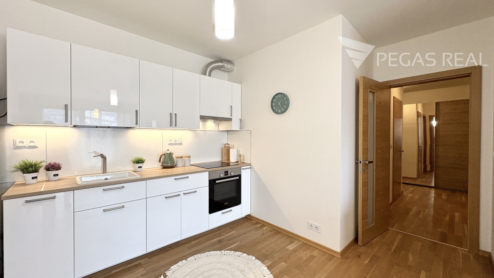 Slnečný, kompletne zariadený 3-izbový byt s balkónom v Cubicon Gardens