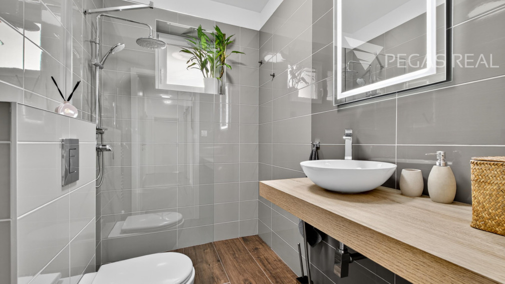 Na predaj moderný 4-izb. samostatne stojaci bungalov s krásnou záhradou a bazénom v Kalinkove