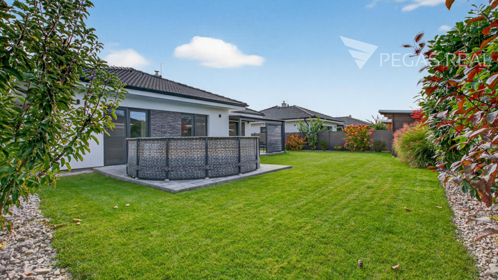 Na predaj moderný 4-izb. samostatne stojaci bungalov s krásnou záhradou a bazénom v Kalinkove