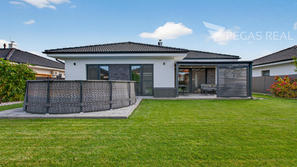 Na predaj moderný 4-izb. samostatne stojaci bungalov s krásnou záhradou a bazénom v Kalinkove