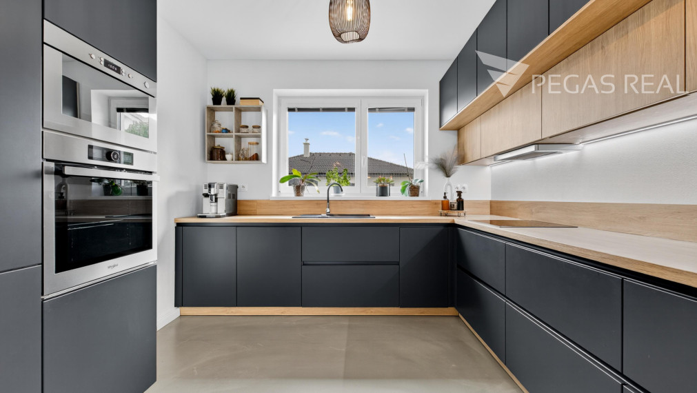 Na predaj moderný 4-izb. samostatne stojaci bungalov s krásnou záhradou a bazénom v Kalinkove