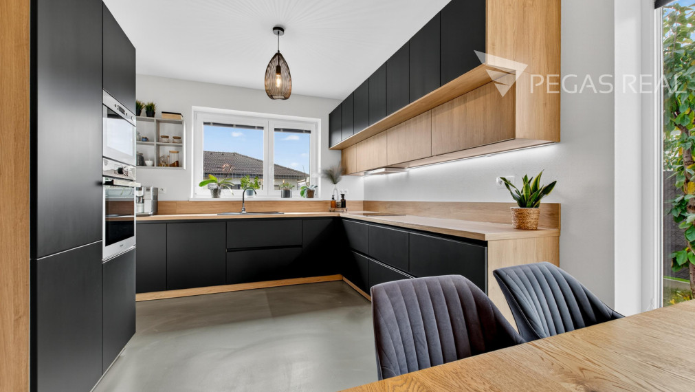 Na predaj moderný 4-izb. samostatne stojaci bungalov s krásnou záhradou a bazénom v Kalinkove