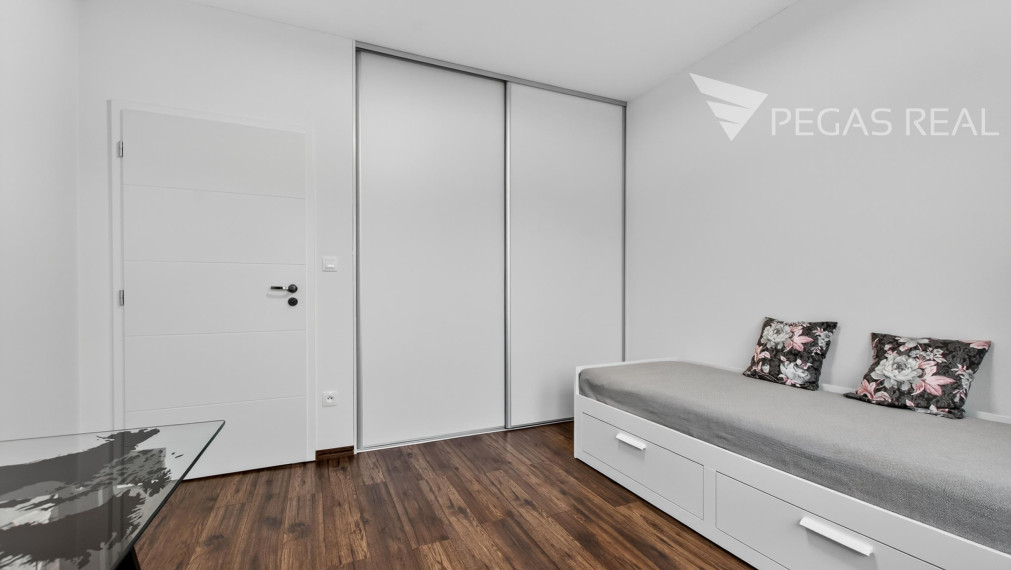 Na predaj moderný 4-izb. samostatne stojaci bungalov s krásnou záhradou a bazénom v Kalinkove