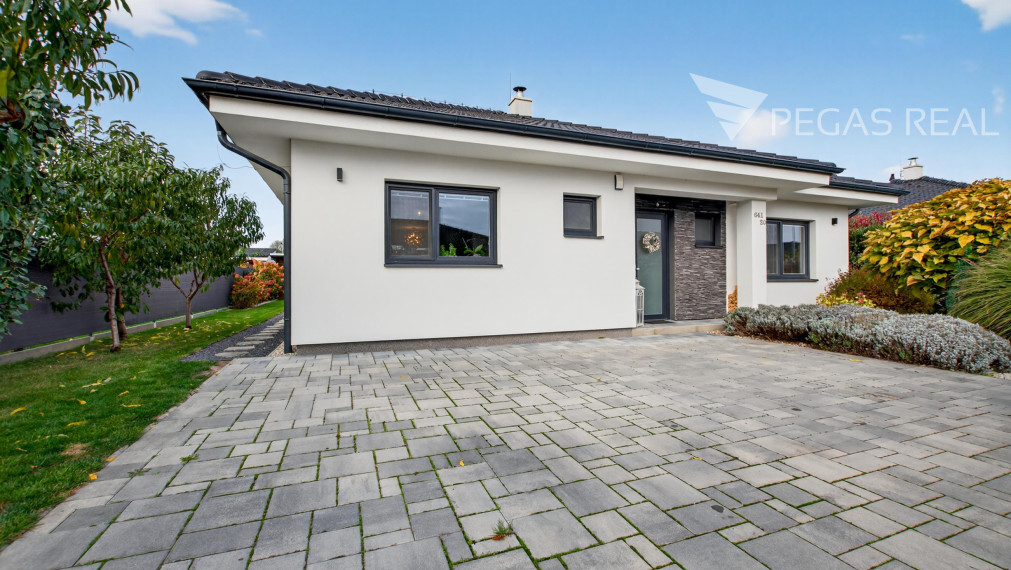 Na predaj moderný 4-izb. samostatne stojaci bungalov s krásnou záhradou a bazénom v Kalinkove