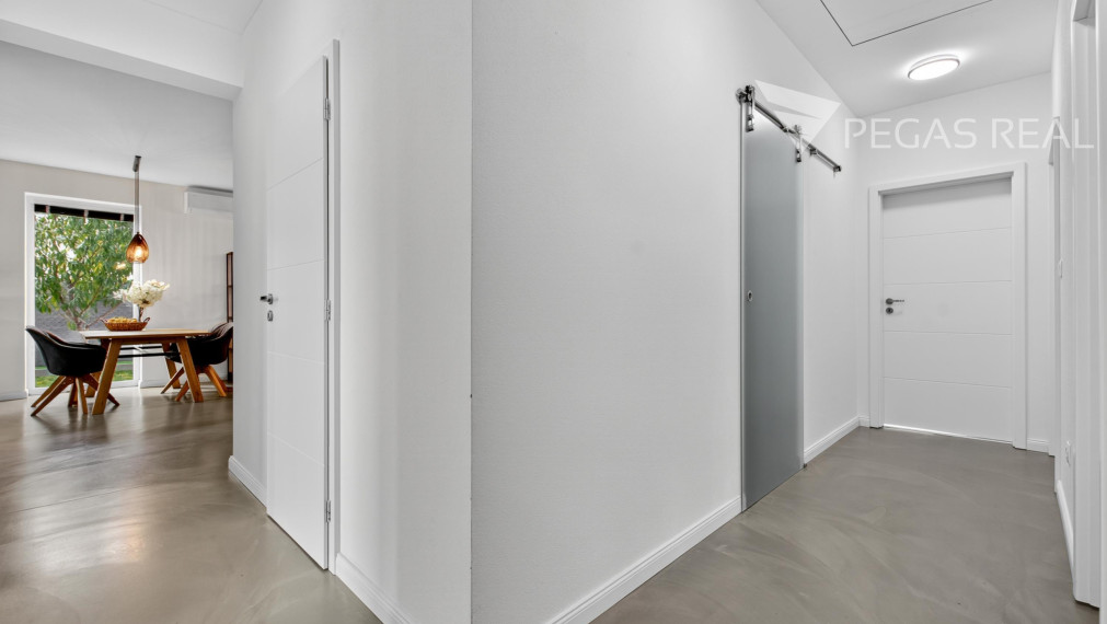 Na predaj moderný 4-izb. samostatne stojaci bungalov s krásnou záhradou a bazénom v Kalinkove