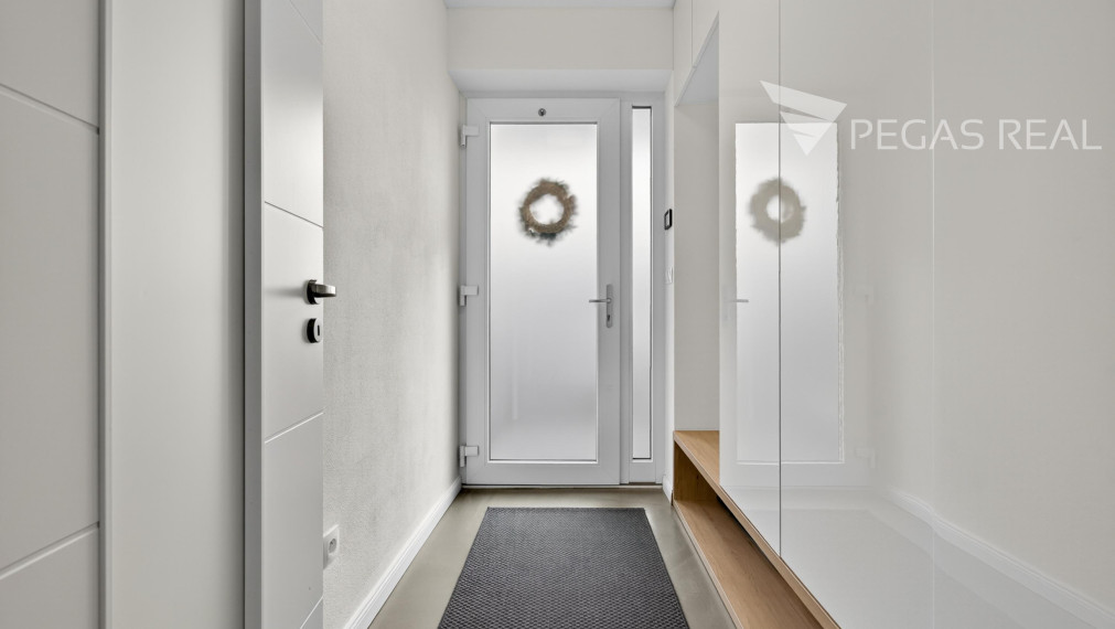 Na predaj moderný 4-izb. samostatne stojaci bungalov s krásnou záhradou a bazénom v Kalinkove