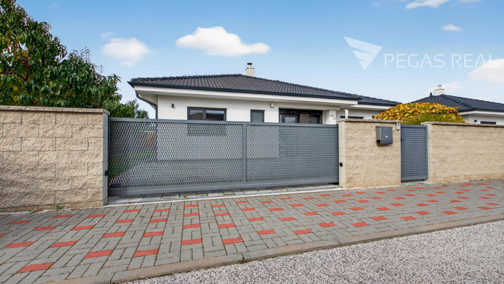 Na predaj moderný 4-izb. samostatne stojaci bungalov s krásnou záhradou a bazénom v Kalinkove