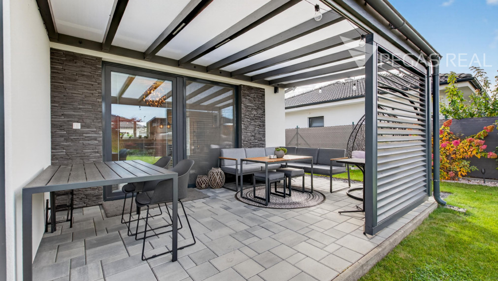 Na predaj moderný 4-izb. samostatne stojaci bungalov s krásnou záhradou a bazénom v Kalinkove