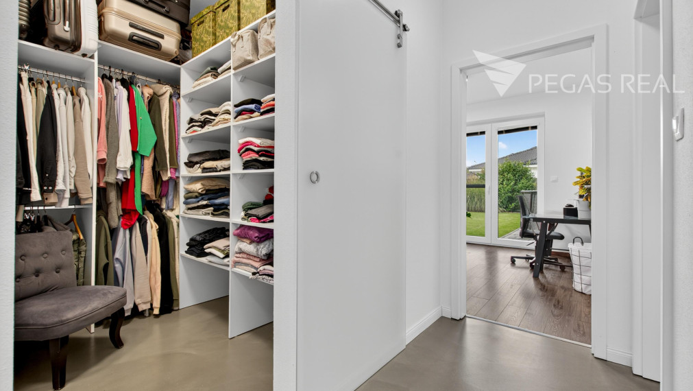 Na predaj moderný 4-izb. samostatne stojaci bungalov s krásnou záhradou a bazénom v Kalinkove