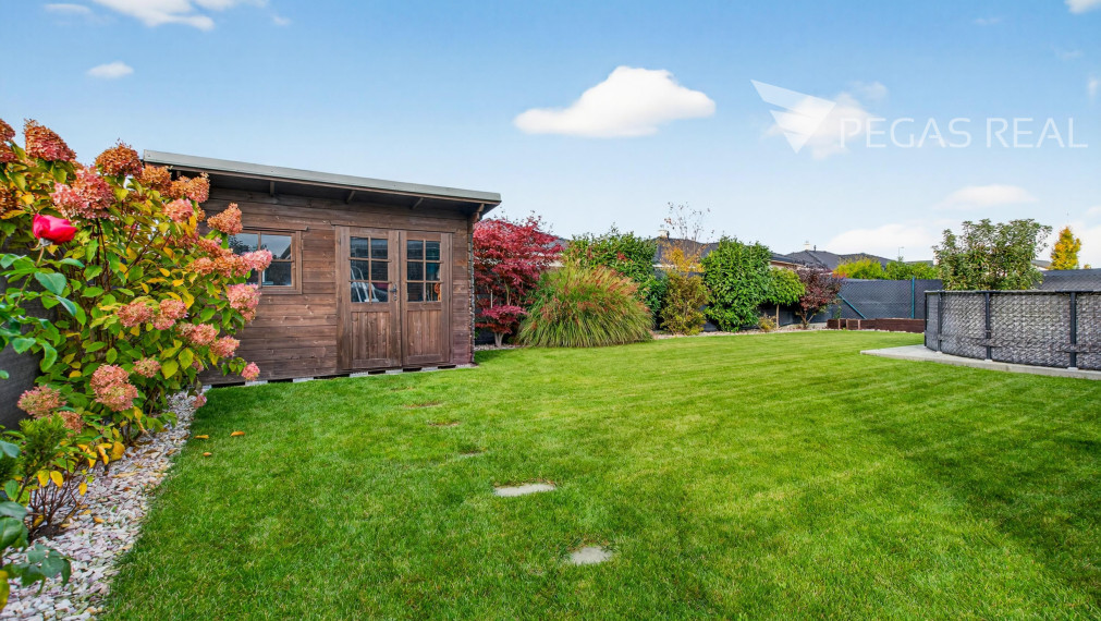 Na predaj moderný 4-izb. samostatne stojaci bungalov s krásnou záhradou a bazénom v Kalinkove