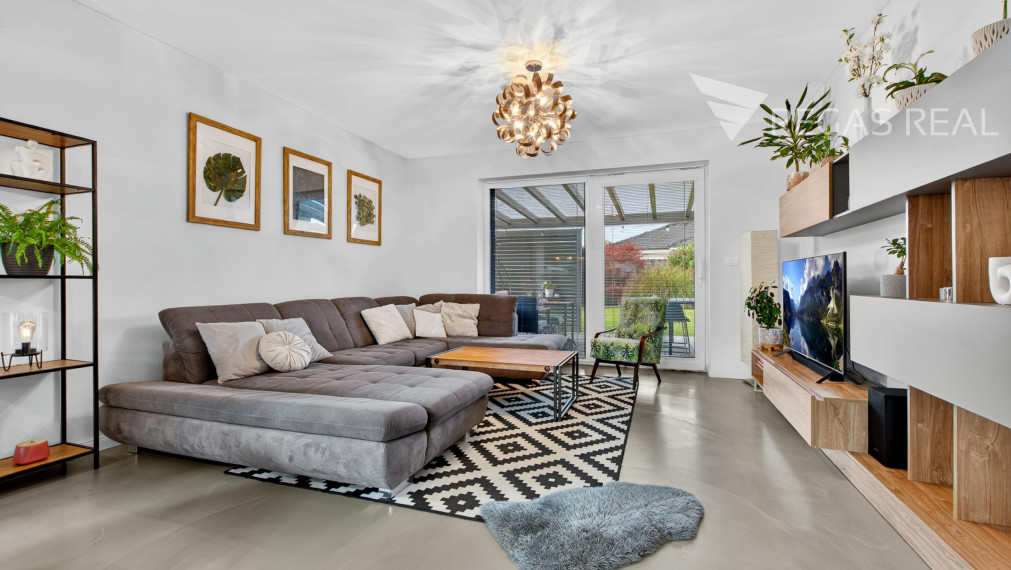 Na predaj moderný 4-izb. samostatne stojaci bungalov s krásnou záhradou a bazénom v Kalinkove