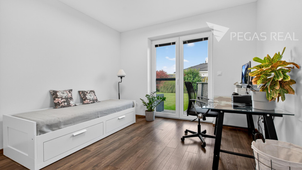 Na predaj moderný 4-izb. samostatne stojaci bungalov s krásnou záhradou a bazénom v Kalinkove