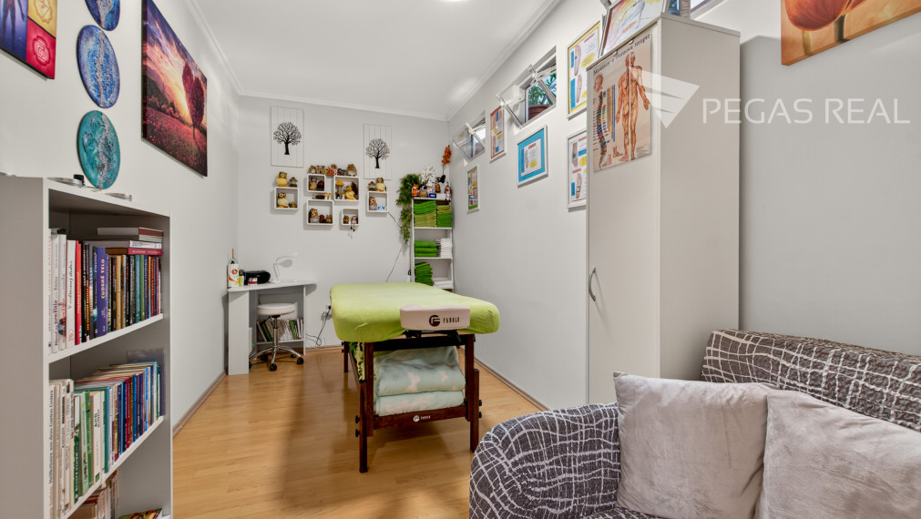 Priestranný byt, dispozične zmenený na trojizbový, Kazanská ulica - VIDEO