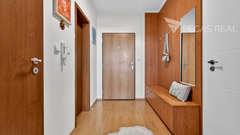 Priestranný byt, dispozične zmenený na trojizbový, Kazanská ulica - VIDEO