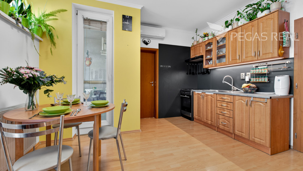 Priestranný byt, dispozične zmenený na trojizbový, Kazanská ulica - VIDEO