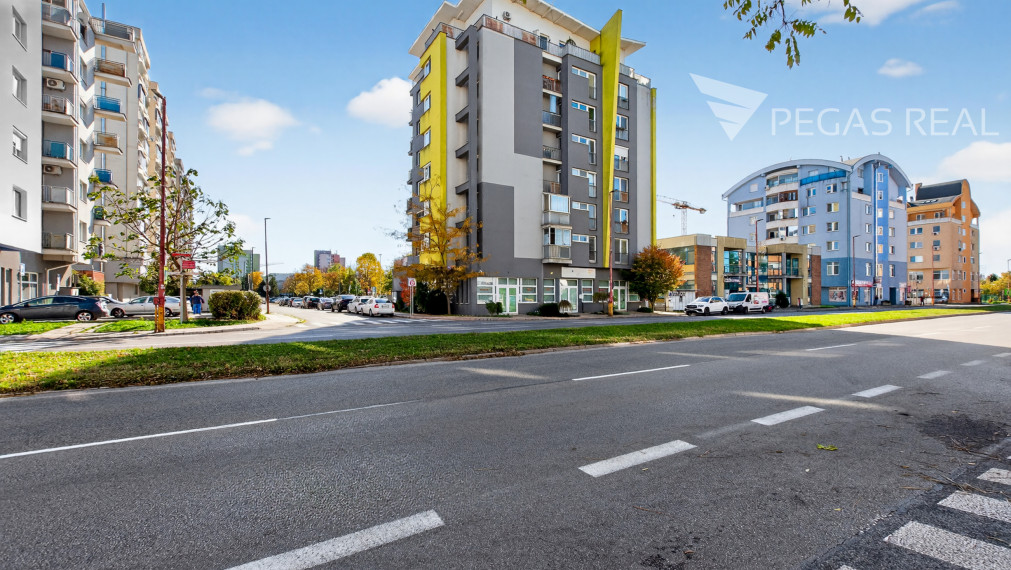 Priestranný byt, dispozične zmenený na trojizbový, Kazanská ulica - VIDEO