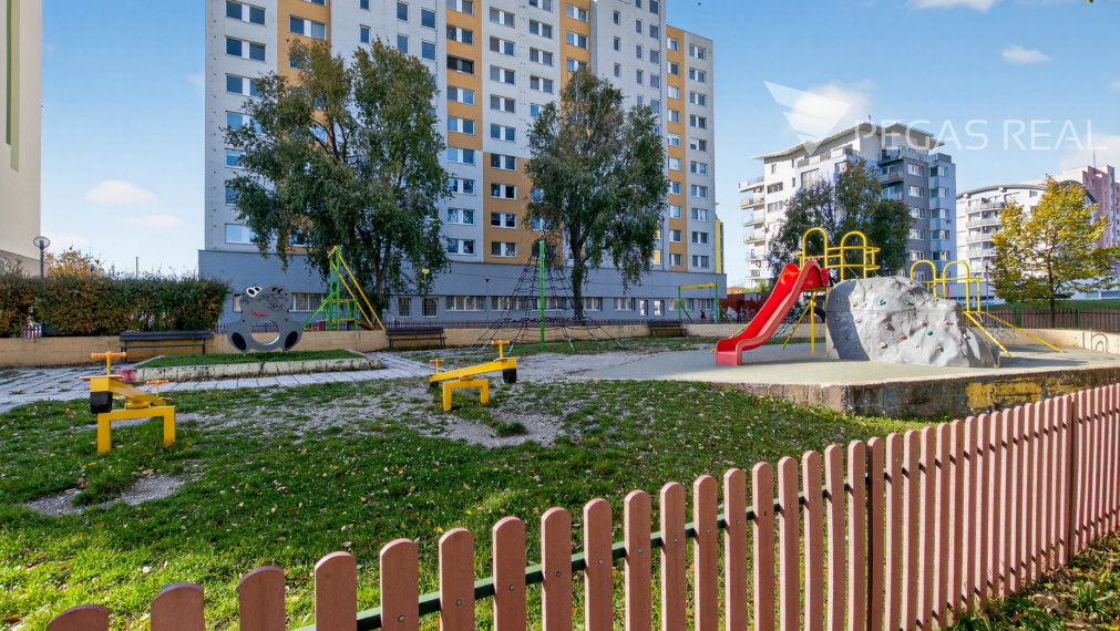 Priestranný byt, dispozične zmenený na trojizbový, Kazanská ulica - VIDEO