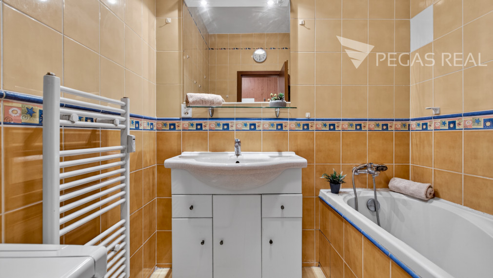 Priestranný byt, dispozične zmenený na trojizbový, Kazanská ulica - VIDEO