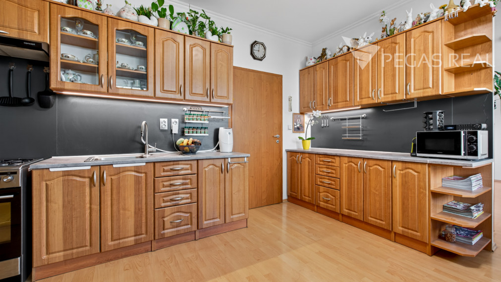 Priestranný byt, dispozične zmenený na trojizbový, Kazanská ulica - VIDEO