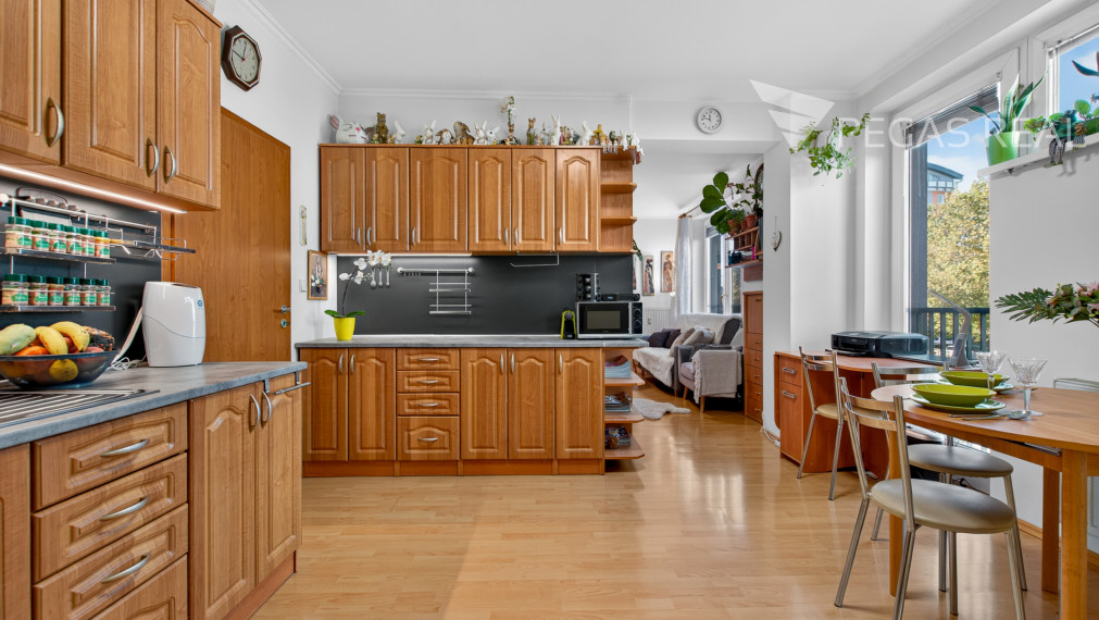 Priestranný byt, dispozične zmenený na trojizbový, Kazanská ulica - VIDEO