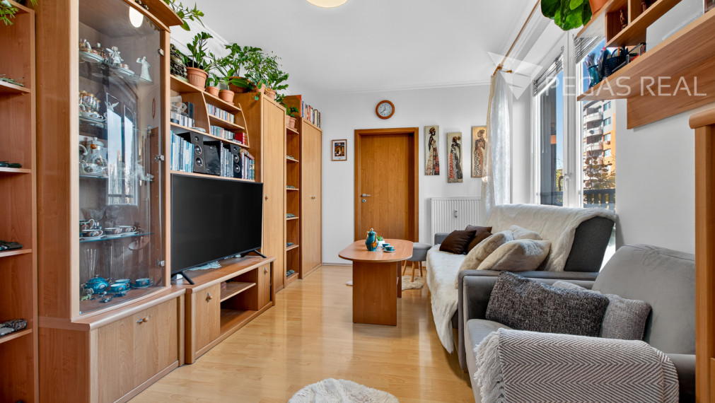 Priestranný byt, dispozične zmenený na trojizbový, Kazanská ulica - VIDEO