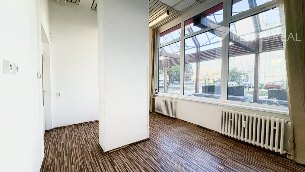 Obchodný priestor na prenájom v Ružinove -video