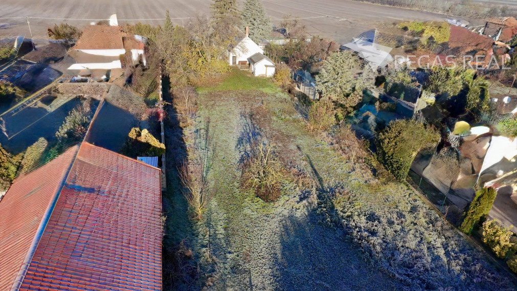 Stavebný pozemok, obec Macov, 961m2, 25minút od Bratislavy.