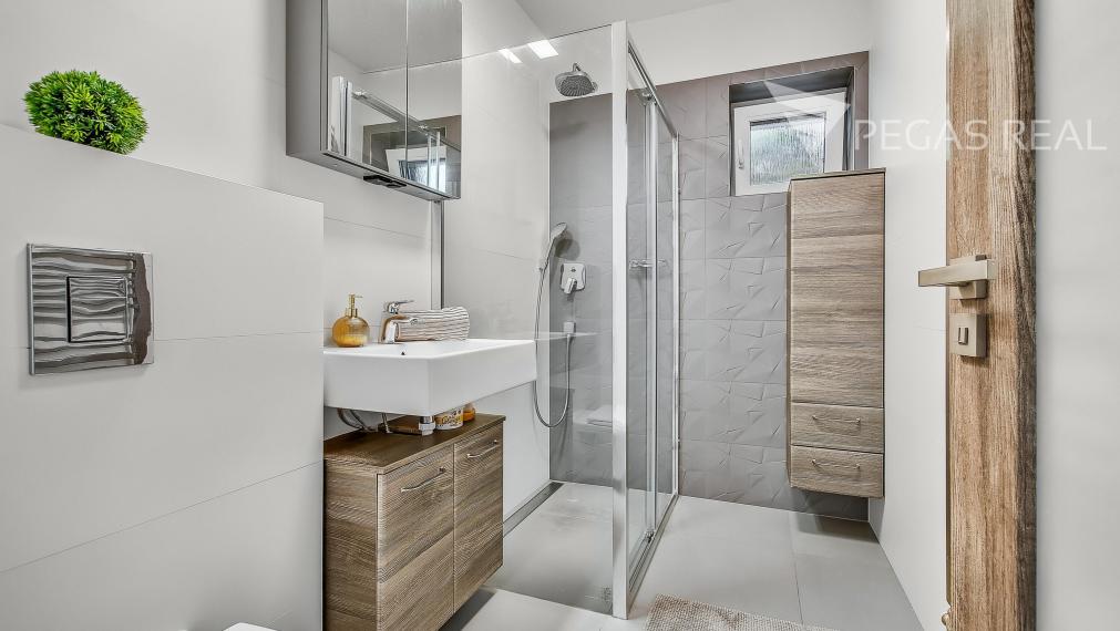 REZERVOVANE  Moderný 4 izbový rodinný dom so zimnou záhradou, saunou , dvojgarážou v lukratívnej lokalite Chorvátsky Grob, časť Čierna voda