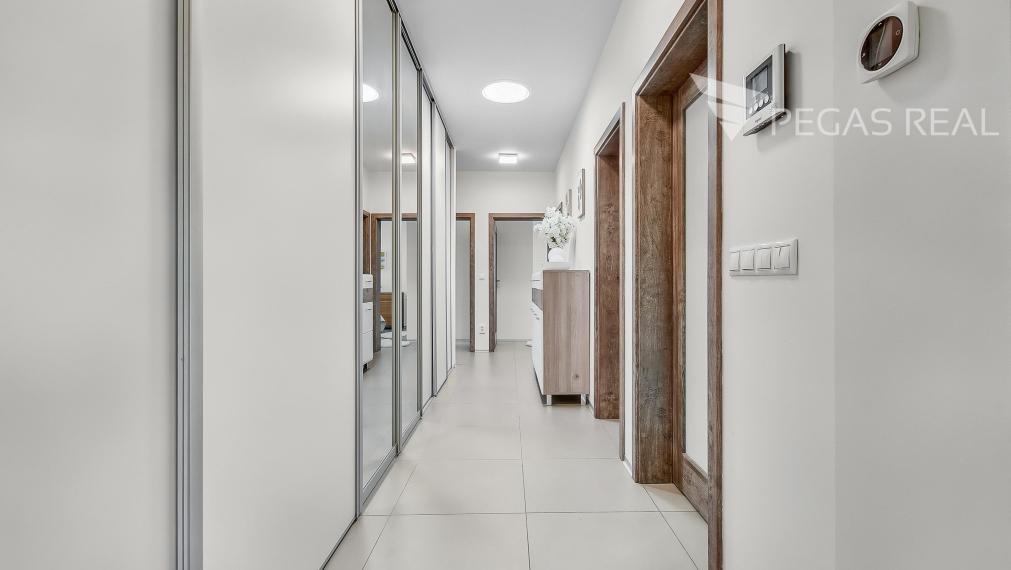 REZERVOVANE  Moderný 4 izbový rodinný dom so zimnou záhradou, saunou , dvojgarážou v lukratívnej lokalite Chorvátsky Grob, časť Čierna voda