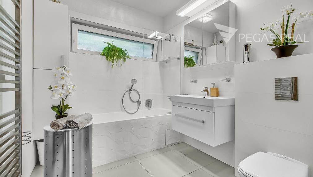 REZERVOVANE  Moderný 4 izbový rodinný dom so zimnou záhradou, saunou , dvojgarážou v lukratívnej lokalite Chorvátsky Grob, časť Čierna voda