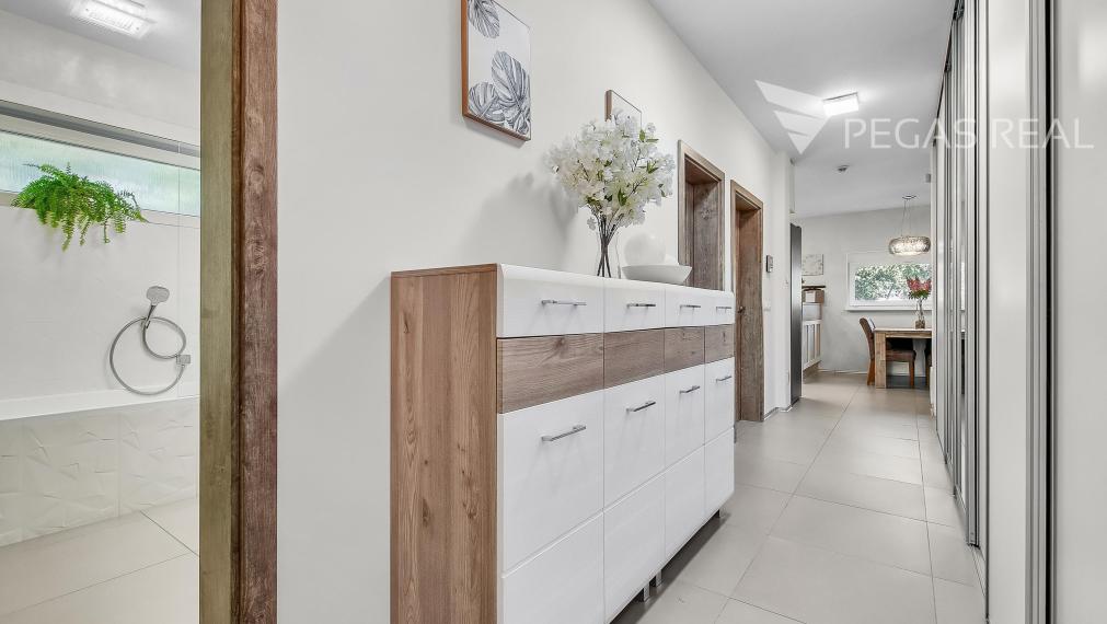 REZERVOVANE  Moderný 4 izbový rodinný dom so zimnou záhradou, saunou , dvojgarážou v lukratívnej lokalite Chorvátsky Grob, časť Čierna voda