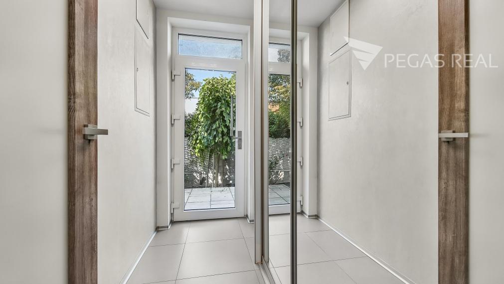 REZERVOVANE  Moderný 4 izbový rodinný dom so zimnou záhradou, saunou , dvojgarážou v lukratívnej lokalite Chorvátsky Grob, časť Čierna voda