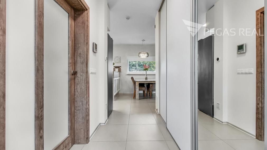 REZERVOVANE  Moderný 4 izbový rodinný dom so zimnou záhradou, saunou , dvojgarážou v lukratívnej lokalite Chorvátsky Grob, časť Čierna voda