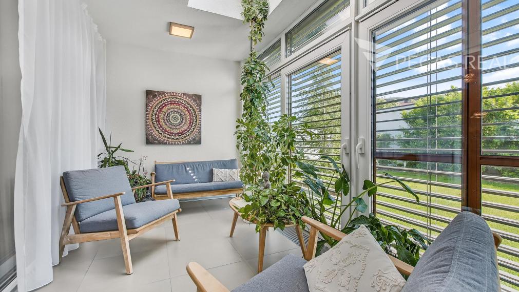 REZERVOVANE  Moderný 4 izbový rodinný dom so zimnou záhradou, saunou , dvojgarážou v lukratívnej lokalite Chorvátsky Grob, časť Čierna voda