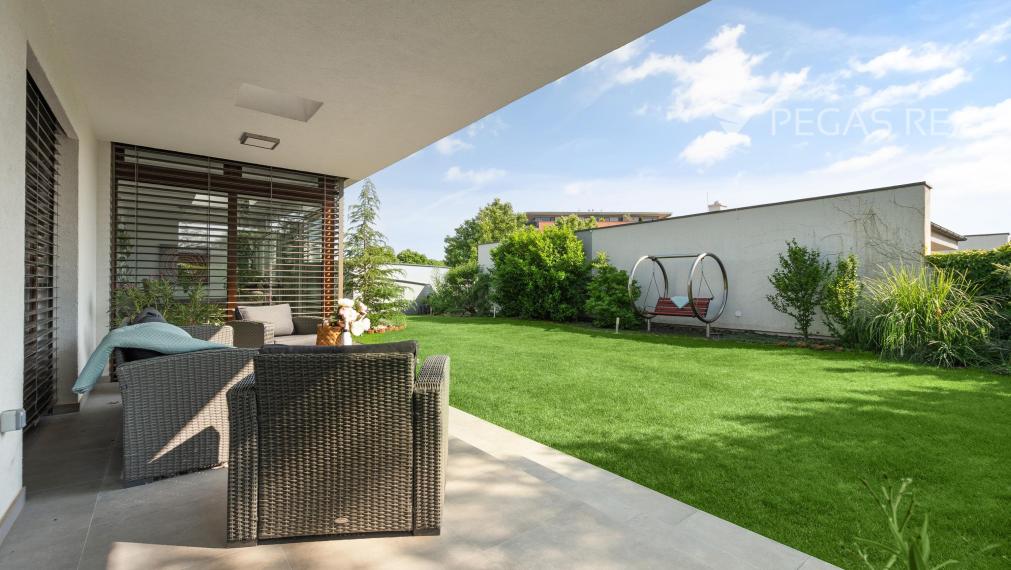 REZERVOVANE  Moderný 4 izbový rodinný dom so zimnou záhradou, saunou , dvojgarážou v lukratívnej lokalite Chorvátsky Grob, časť Čierna voda