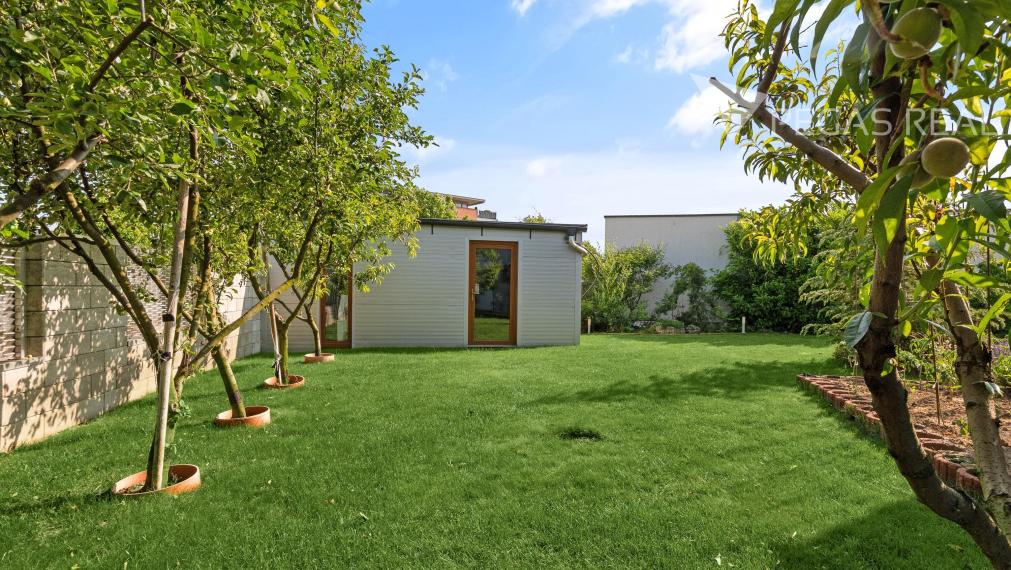 REZERVOVANE  Moderný 4 izbový rodinný dom so zimnou záhradou, saunou , dvojgarážou v lukratívnej lokalite Chorvátsky Grob, časť Čierna voda