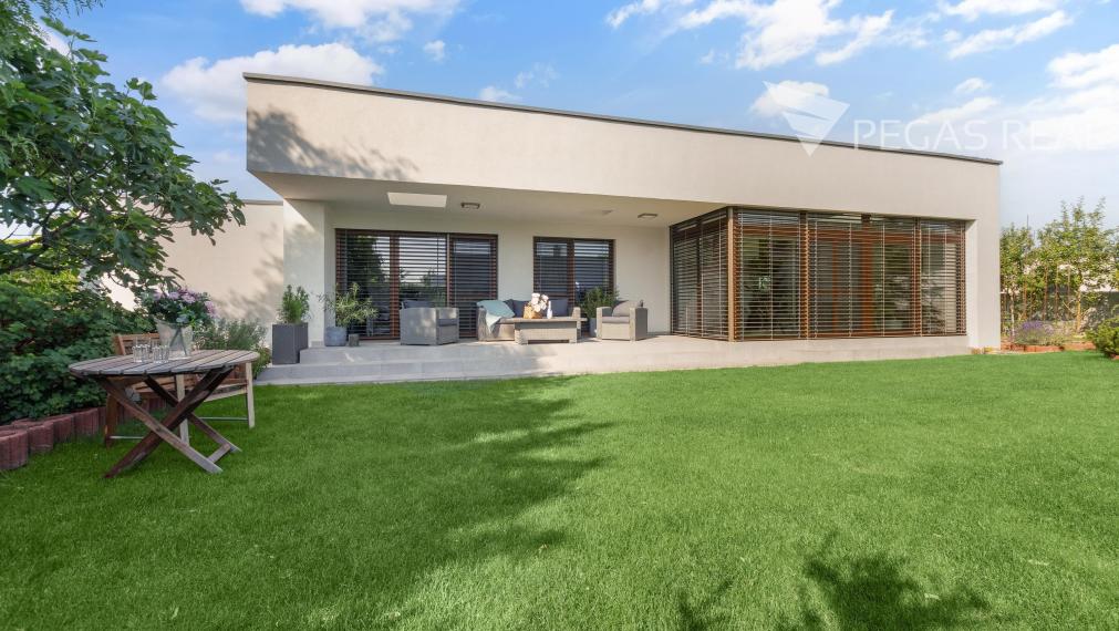 REZERVOVANE  Moderný 4 izbový rodinný dom so zimnou záhradou, saunou , dvojgarážou v lukratívnej lokalite Chorvátsky Grob, časť Čierna voda