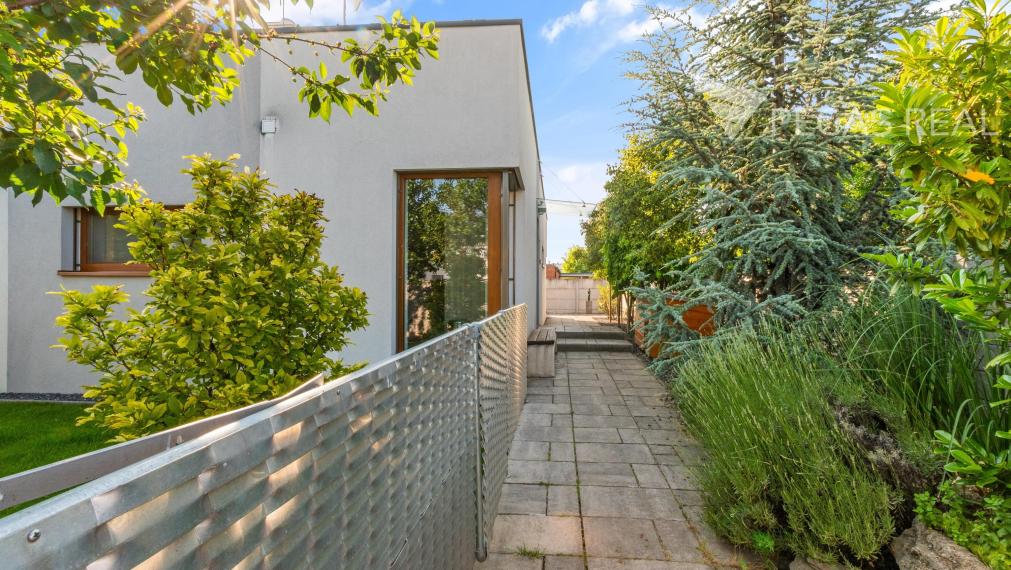 REZERVOVANE  Moderný 4 izbový rodinný dom so zimnou záhradou, saunou , dvojgarážou v lukratívnej lokalite Chorvátsky Grob, časť Čierna voda