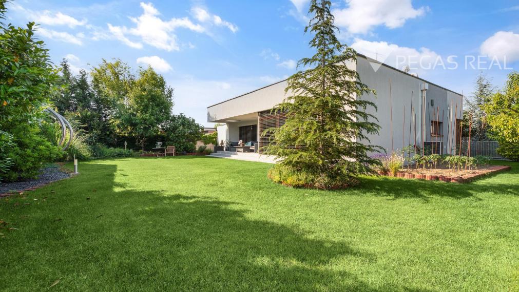 REZERVOVANE  Moderný 4 izbový rodinný dom so zimnou záhradou, saunou , dvojgarážou v lukratívnej lokalite Chorvátsky Grob, časť Čierna voda