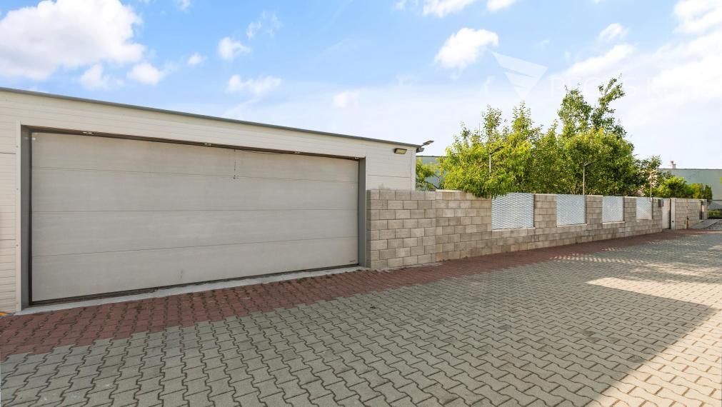 REZERVOVANE  Moderný 4 izbový rodinný dom so zimnou záhradou, saunou , dvojgarážou v lukratívnej lokalite Chorvátsky Grob, časť Čierna voda