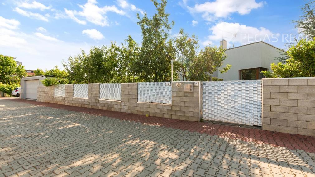 REZERVOVANE  Moderný 4 izbový rodinný dom so zimnou záhradou, saunou , dvojgarážou v lukratívnej lokalite Chorvátsky Grob, časť Čierna voda