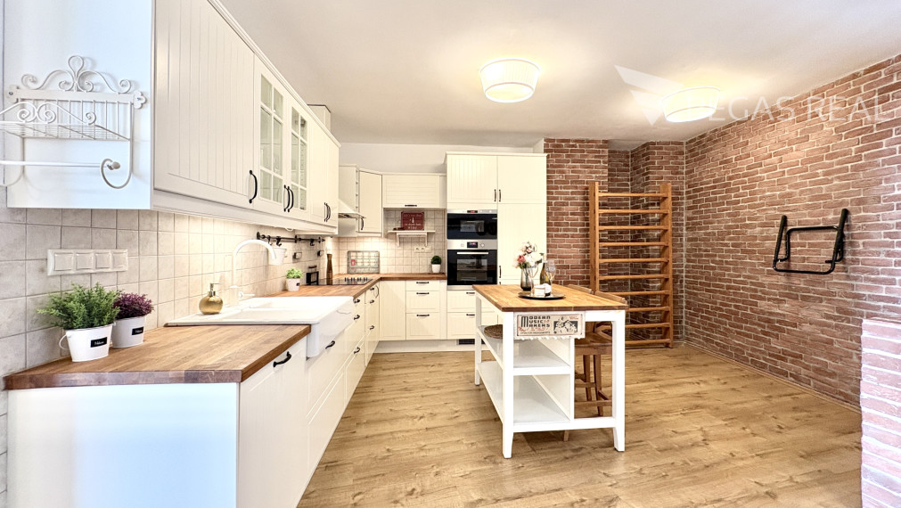 Priestranný 2,5i byt s unikátnym výhľadom z terasy - VIDEO