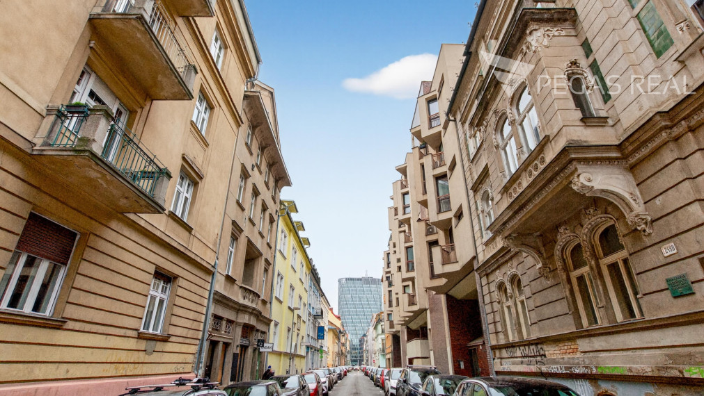 Veľký 2-izbový byt na Grosslingovej v centre mesta