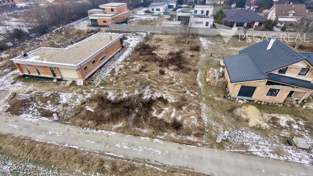 Stavebný pozemok s projektom (1271 m²) vo Veľkom Bieli