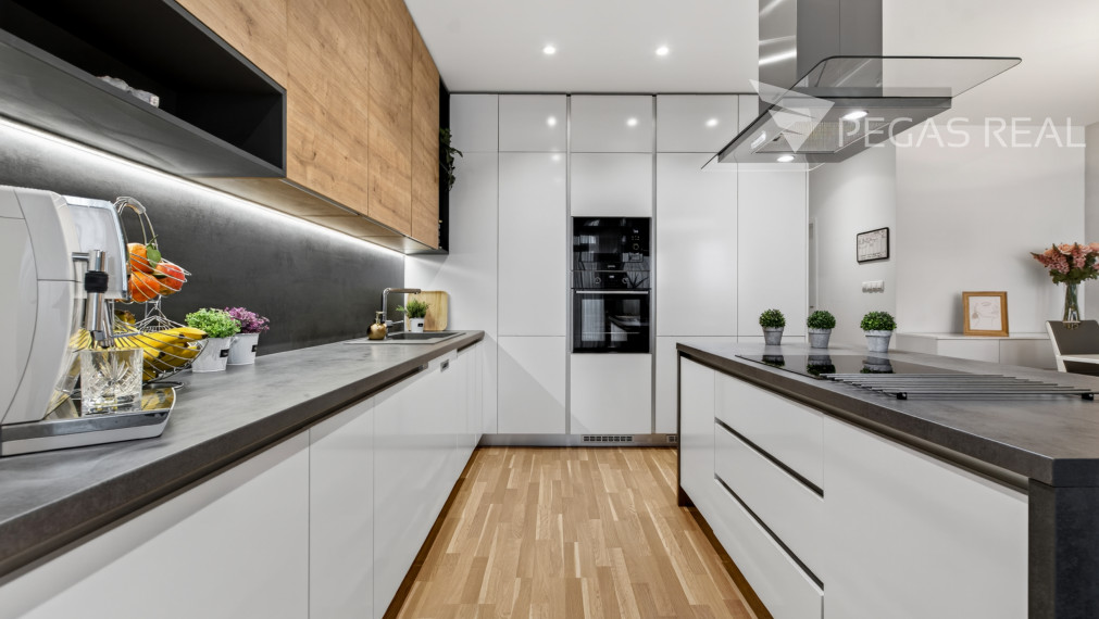 Prémiový veľkometrážny kompletne zariadený 3i byt s balkónom v Ružinove